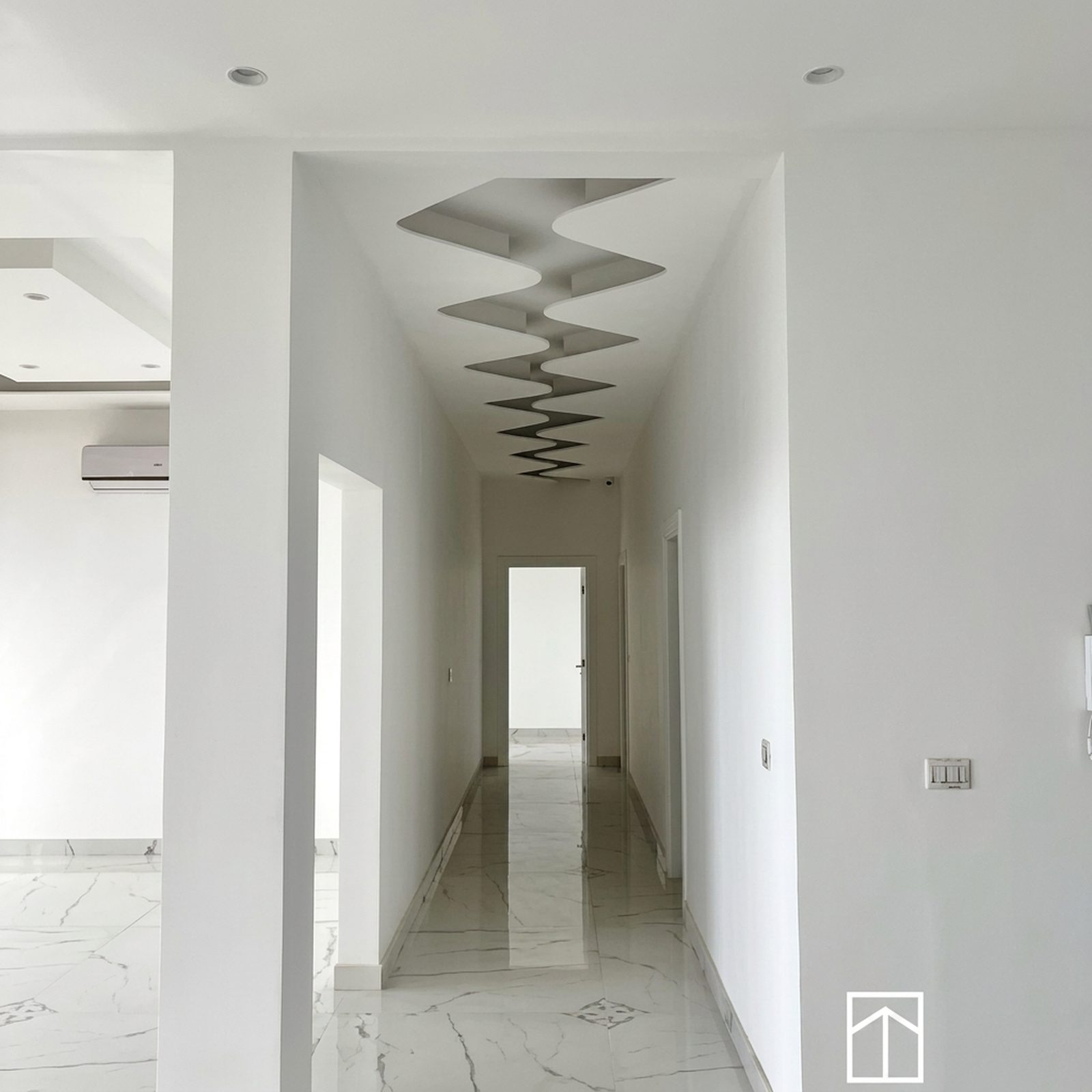 Couloir d'appartement au faux plafond sculpté