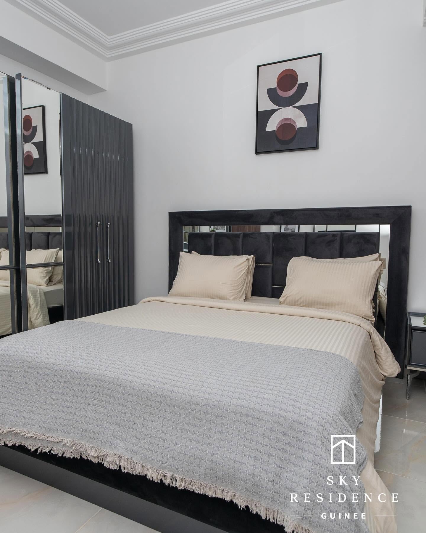 Chambre premium aux tons sombres et beige