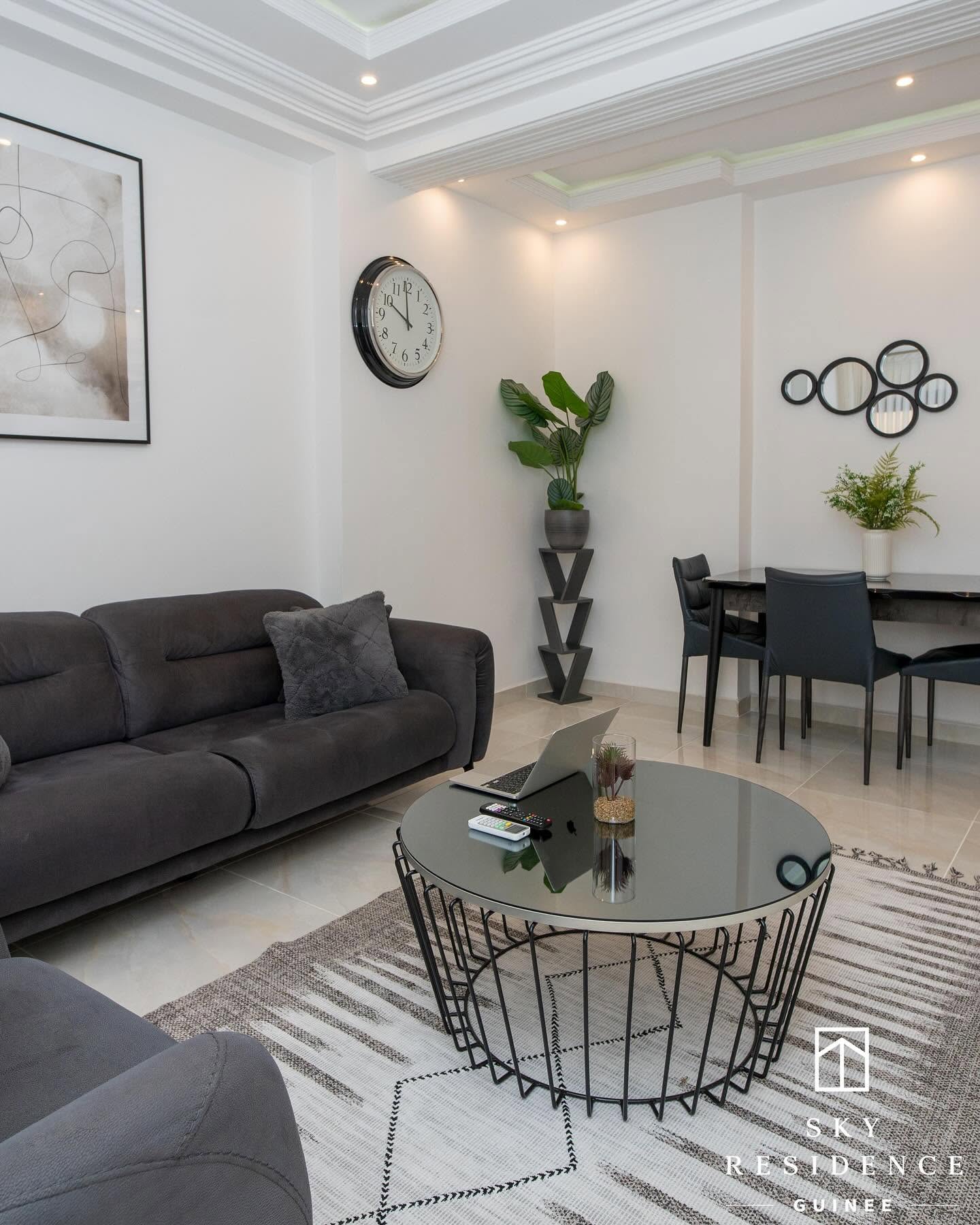 Salon contemporain avec table à manger